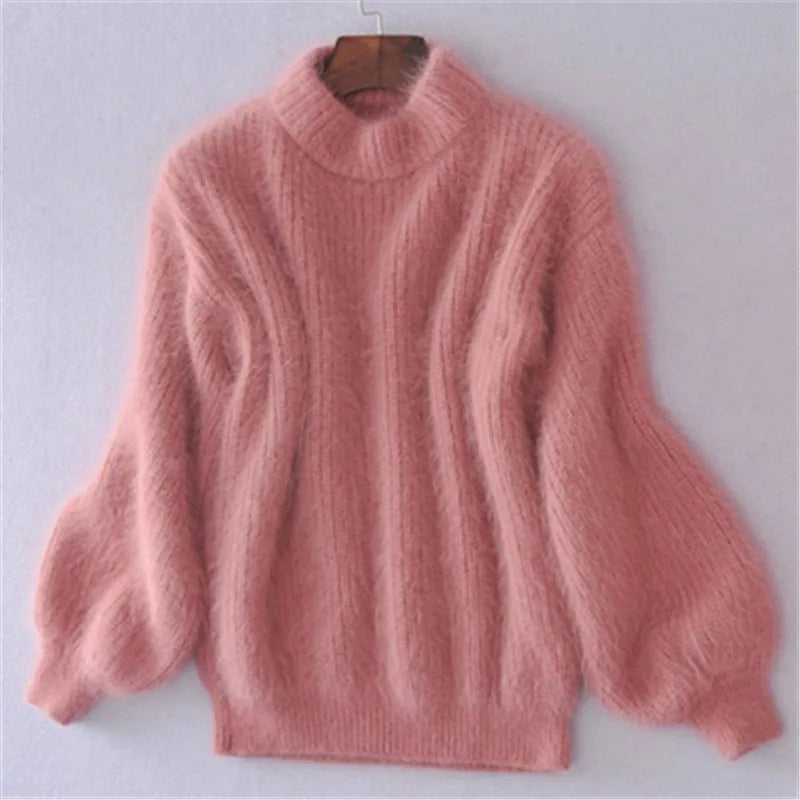 "Pull angora doux femme, élégant et chaud, idéal pour temps frais, coupe intemporelle s'adaptant à tout style."