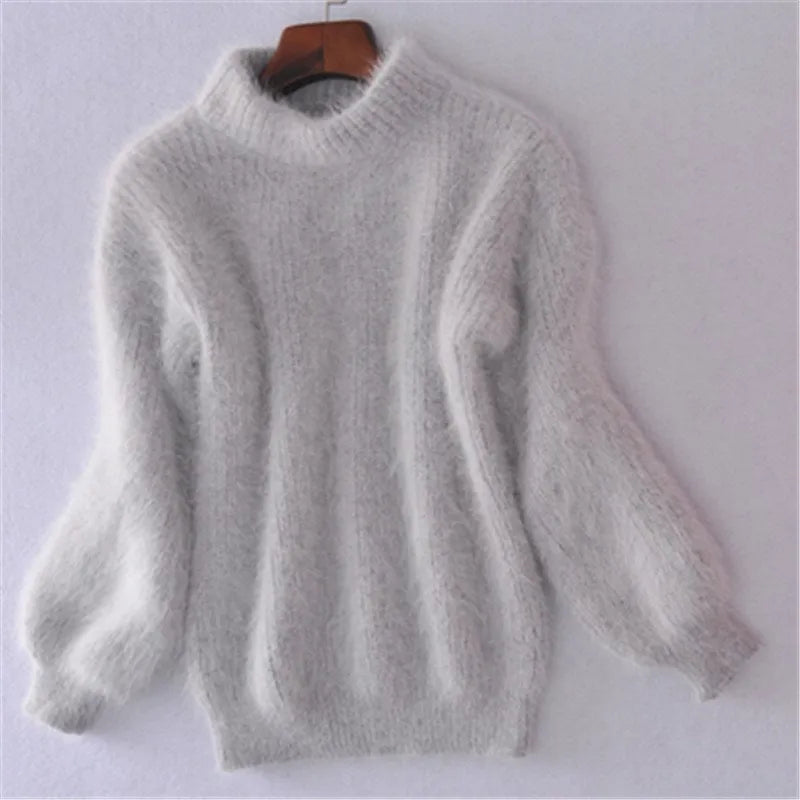 "Pull angora doux femme, élégant et chaud, idéal pour temps frais, coupe intemporelle s'adaptant à tout style."
