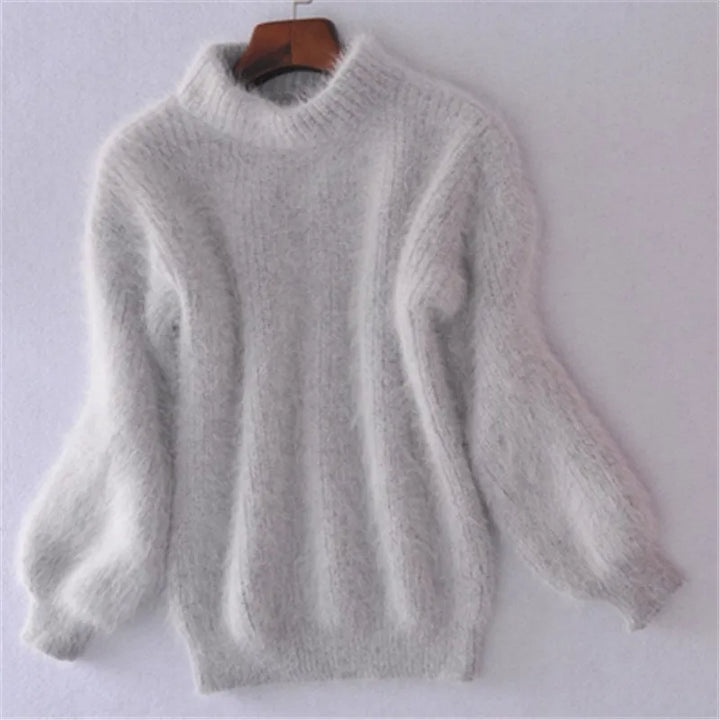"Pull angora doux femme, élégant et chaud, idéal pour temps frais, coupe intemporelle s'adaptant à tout style."