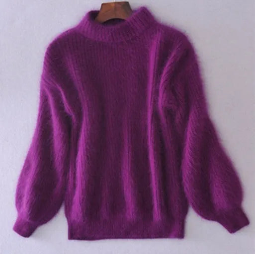"Pull angora doux femme, élégant et chaud, idéal pour temps frais, coupe intemporelle s'adaptant à tout style."