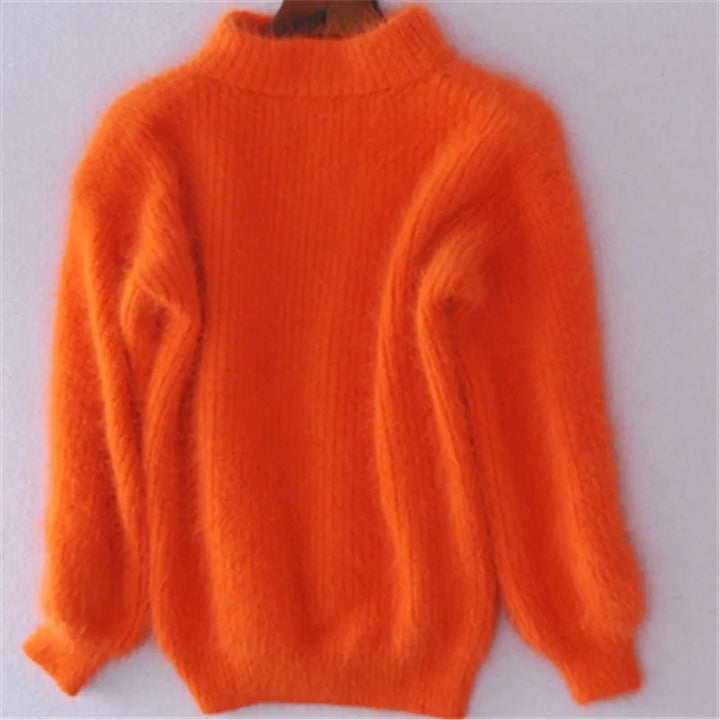 "Pull angora doux femme, élégant et chaud, idéal pour temps frais, coupe intemporelle s'adaptant à tout style."