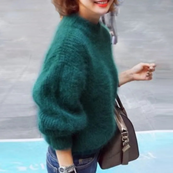 "Pull angora doux femme, élégant et chaud, idéal pour temps frais, coupe intemporelle s'adaptant à tout style."