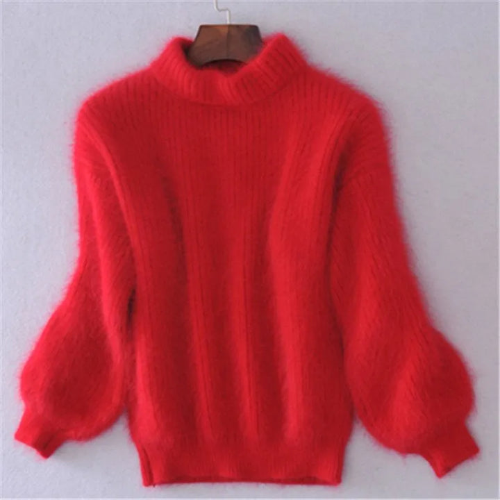"Pull angora doux femme, élégant et chaud, idéal pour temps frais, coupe intemporelle s'adaptant à tout style."