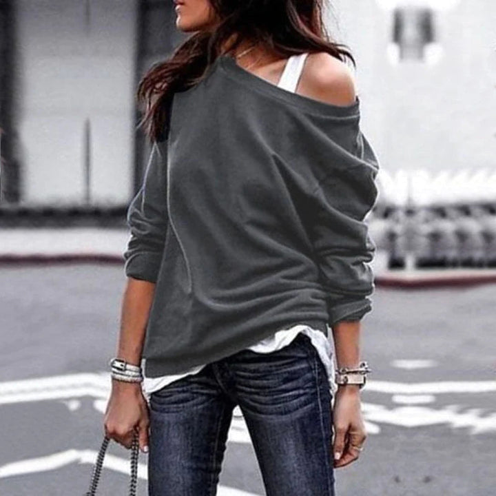 Pull femme tendance et confortable en tricot doux, avec épaules dénudées pour un look chic et moderne.