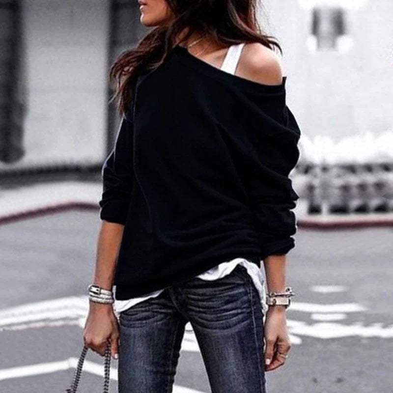 Photographie d'un pull femme à épaules dénudées, chandail doux et élégant pour un style chic décontracté.