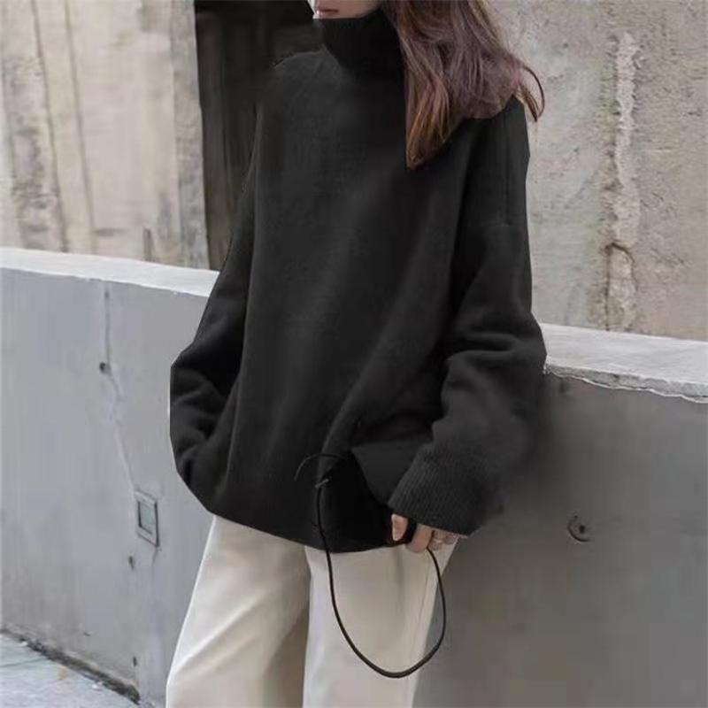 Vêtement femme: pull en maille douce à col roulé ample et confortable, parfait pour l'hiver.
