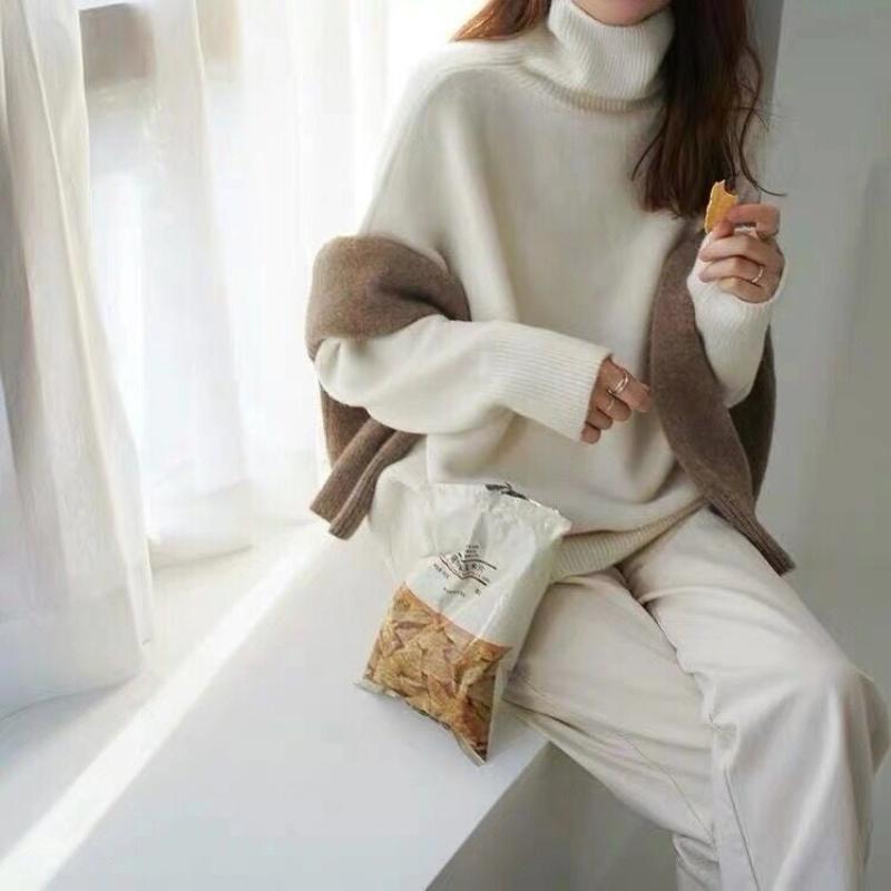 Pull femme chic à col roulé coupe ample, un essentiel confortable pour l'hiver et l'automne.