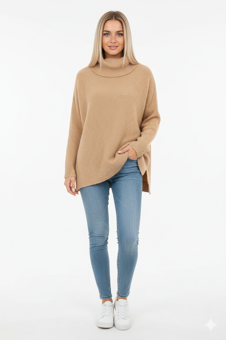 Femme portant élégamment un pull col roulé oversize Gracie, doux et tendance. Idéal pour un look chic et confortable.