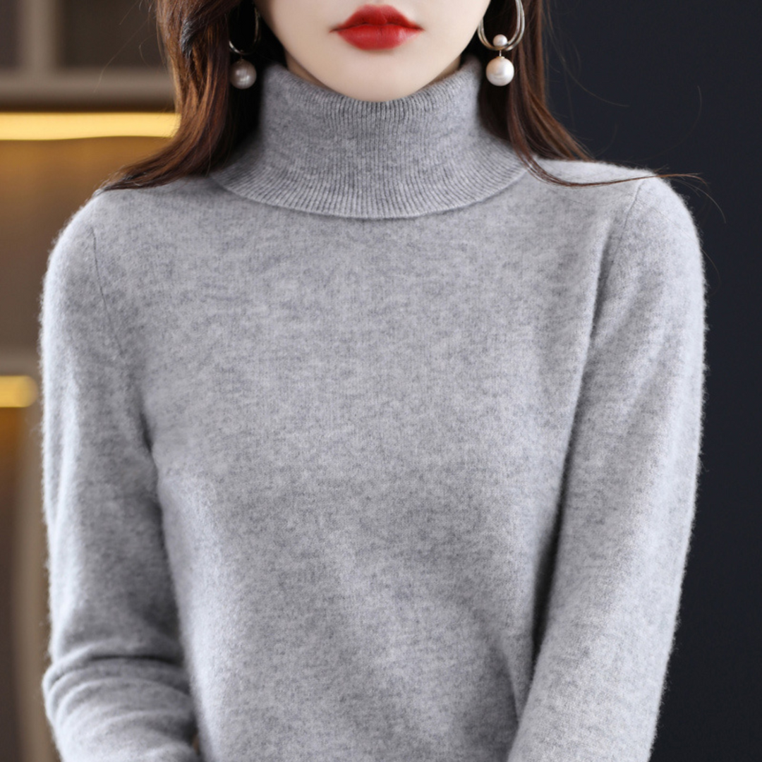 Pull col roulé femme chic en couleur neutre, un haut polyvalent pour un style hivernal raffiné.