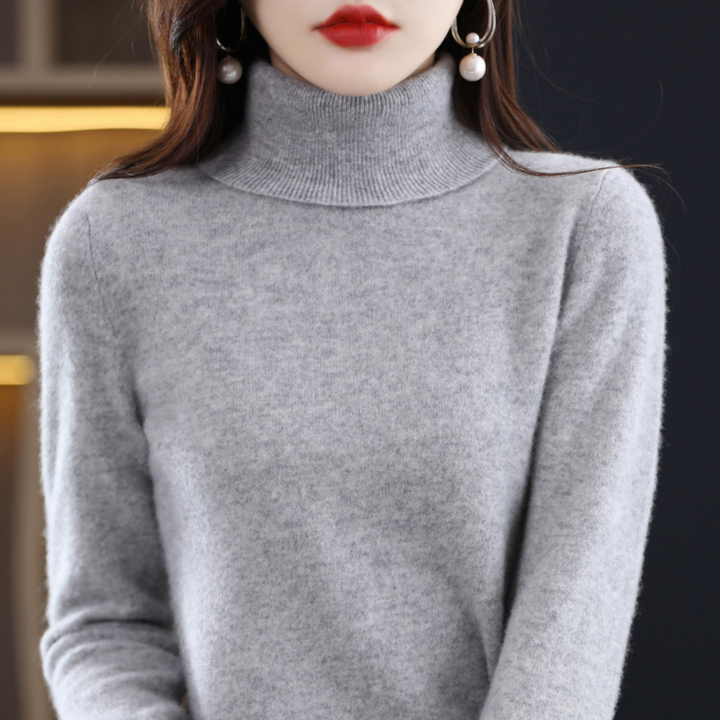 Pull col roulé femme chic en couleur neutre, un haut polyvalent pour un style hivernal raffiné.