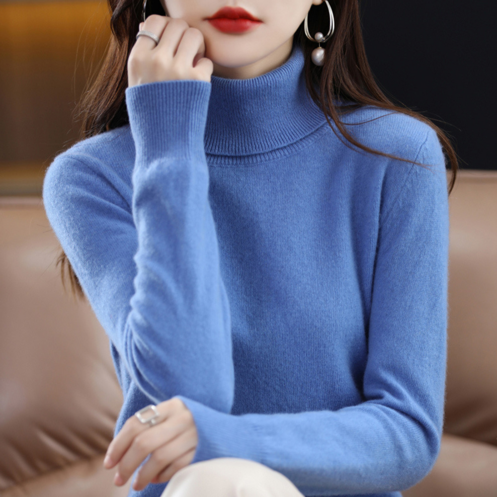 Pull col roulé femme doux en maille fine, offrant chaleur et style hivernal. Vêtement femme chic.