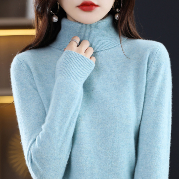 Pull femme élégant à col roulé, coupe ajustée, silhouette raffinée pour un hiver confortable.