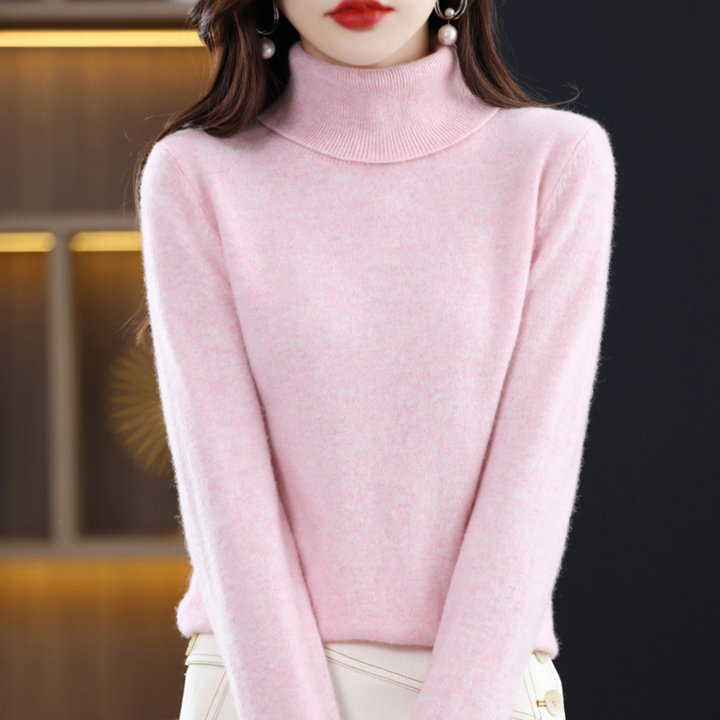 Texture douce et agréable du pull col roulé femme, vêtement hivernal confortable et chic.