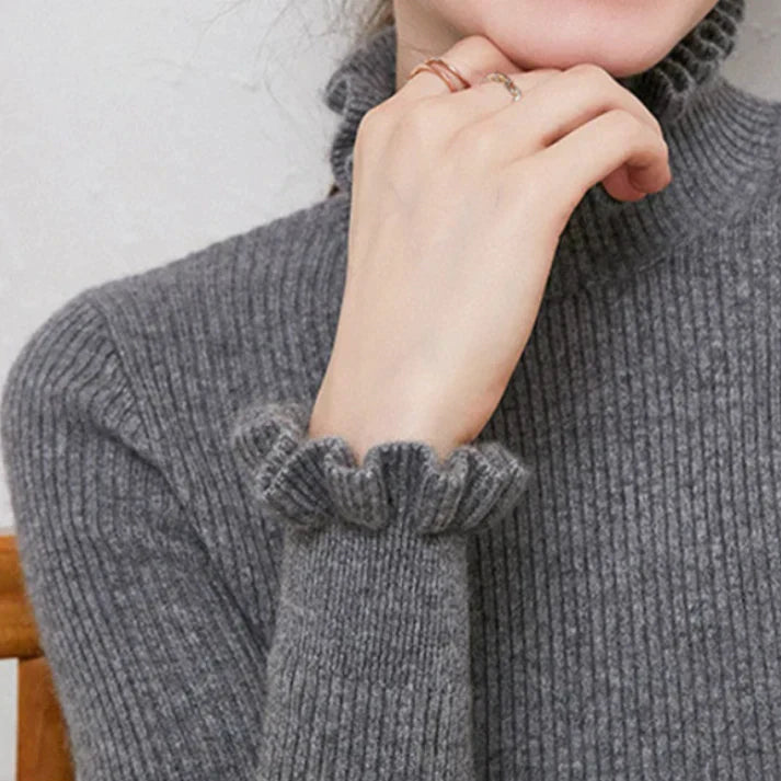 Pull col roulé femme en maille fine, design épuré, parfait pour la mode féminine moderne.