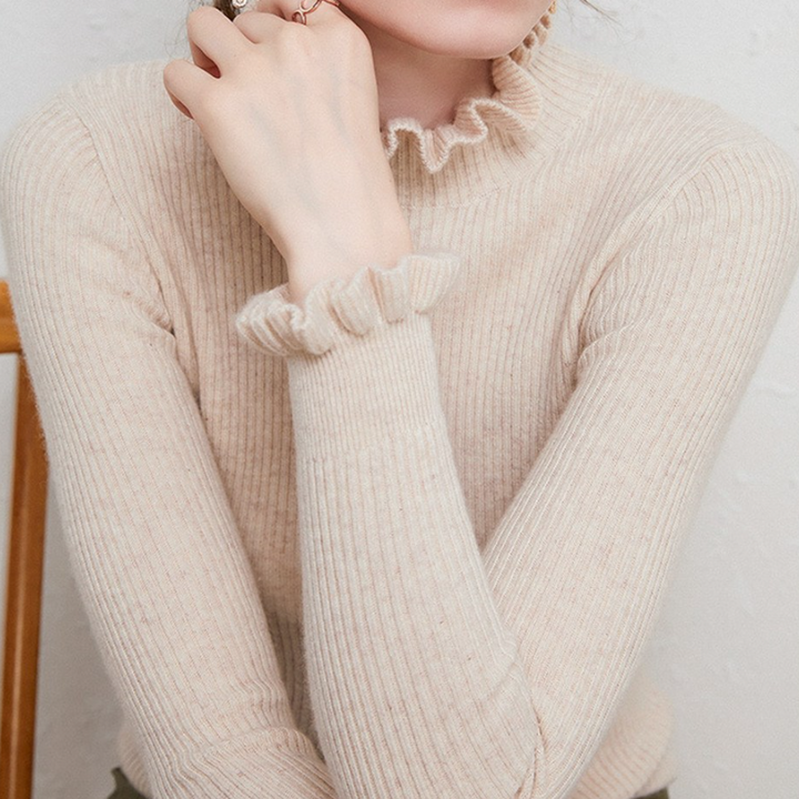 Détail du tissu doux d'un pull col roulé femme, confort et chaleur garantis pour l'hiver.