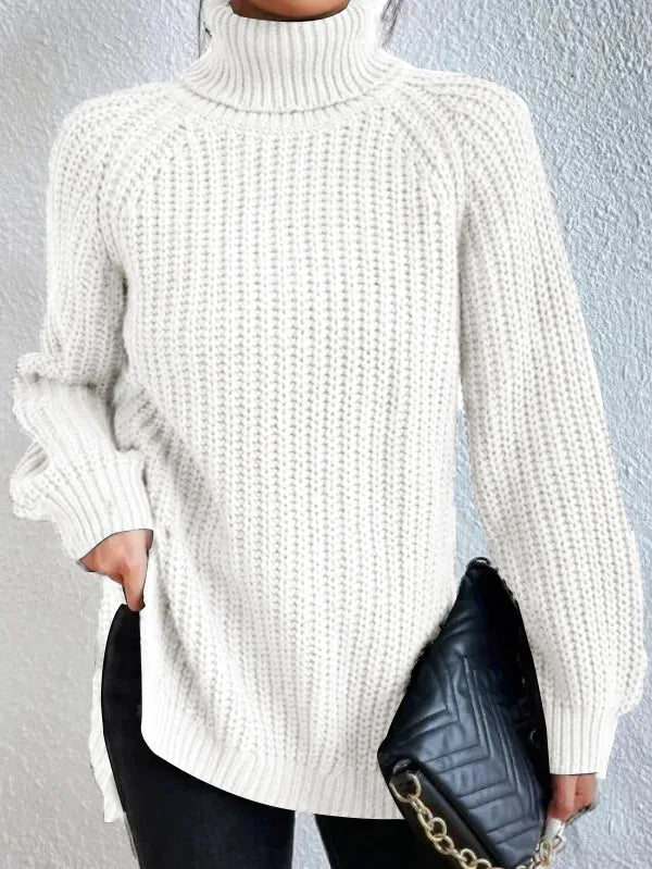 Pull femme confortable, manches raglan et col roulé. Ourlet fendu, idéal pour un style hivernal décontracté.