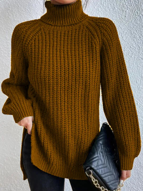 Vêtement femme élégant. Pull col roulé oversize avec ourlet fendu, idéal pour le confort hivernal.