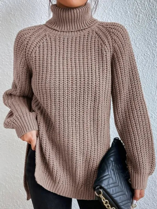 Pull long femme élégant. Col roulé et confortable, avec ourlet fendu pour la mode hiver.