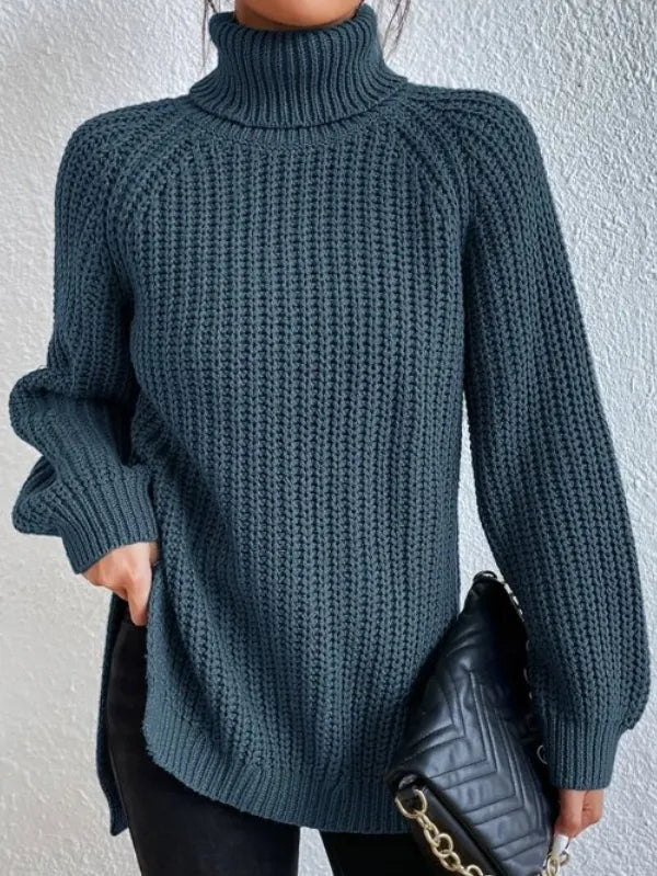 Pull femme élégant à col roulé. Ourlet fendu et manches raglan, parfait pour le confort en hiver.