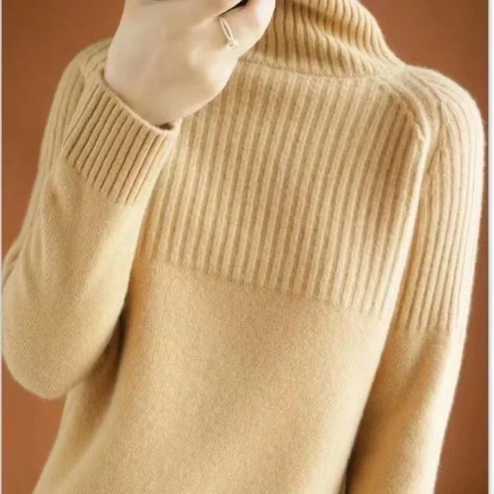 Pull col roulé femme avec finition côtelée, un vêtement doux et élégant pour la mode hiver.