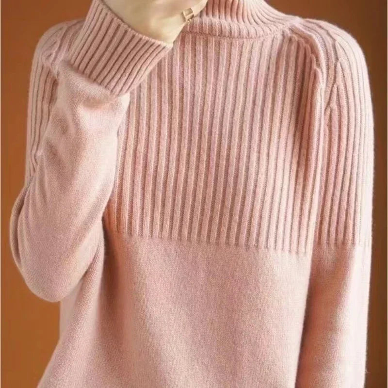 Pull femme tricoté avec détails côtelés modernes, offrant confort et style élégant pour l'hiver.