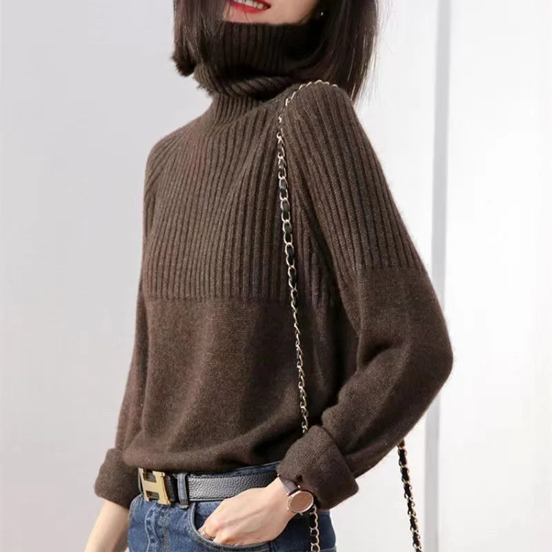 Vêtement femme hiver : pull col roulé tricoté, doux et élégant avec des détails côtelés.