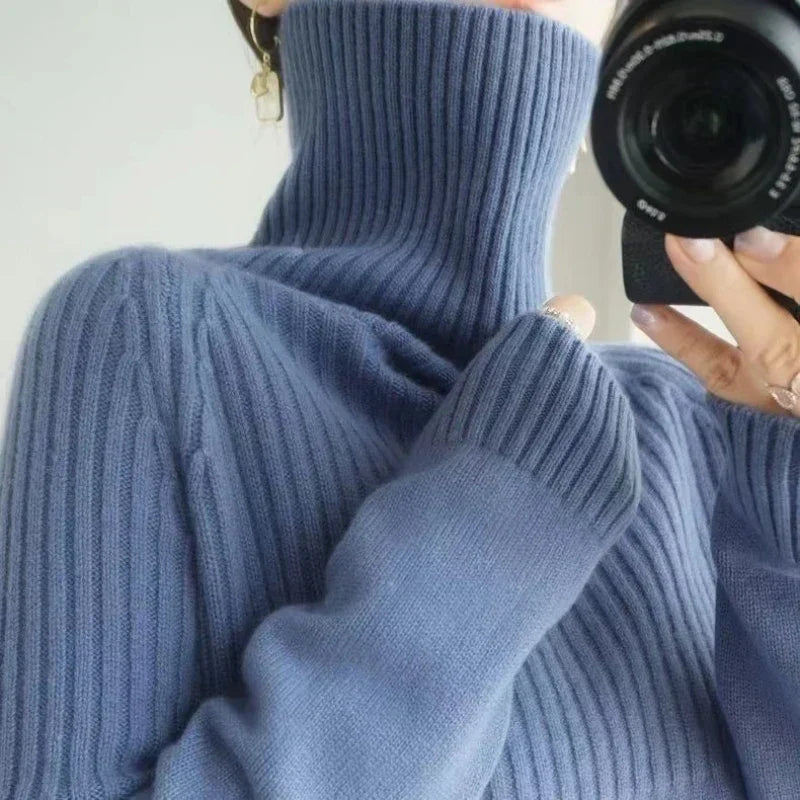 Pull doux femme à col roulé, un essentiel confortable pour la mode hiver, détails côtelés.