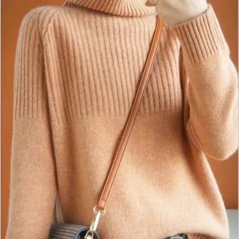 Pull élégant femme à col roulé, tricoté pour un confort décontracté et une tenue polyvalente.