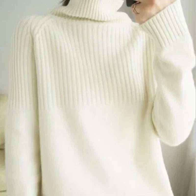 Chandail femme tricoté doux, col roulé, parfait pour un look hivernal polyvalent et élégant.