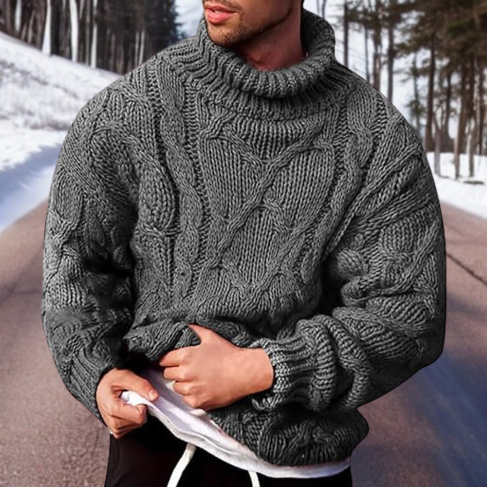 Homme portant un pull col roulé élégant en maille, parfait pour la mode masculine casual ou chic en hiver.