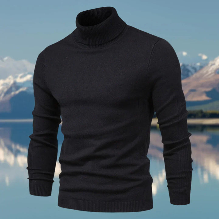 Homme portant pull col roulé élégant, ajusté. Tenue hiver mode masculine, confort et style classique.
