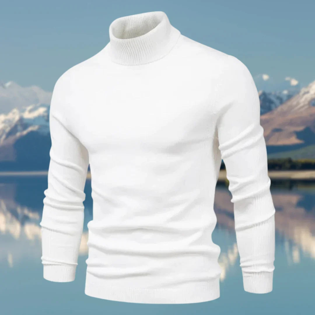 Homme souriant portant pull col roulé hiver, ajusté. Confortable et élégant, style classique mode masculine.