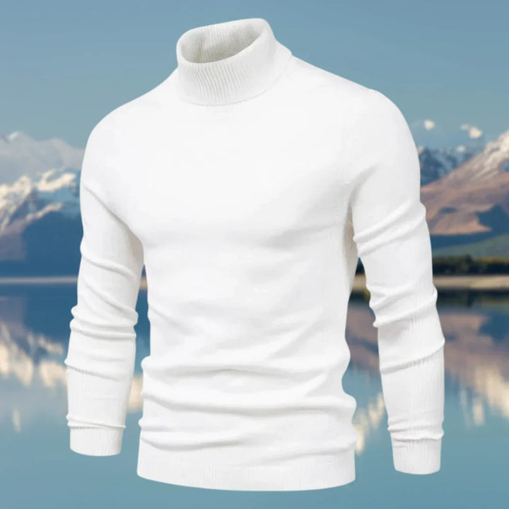 Homme souriant portant pull col roulé hiver, ajusté. Confortable et élégant, style classique mode masculine.