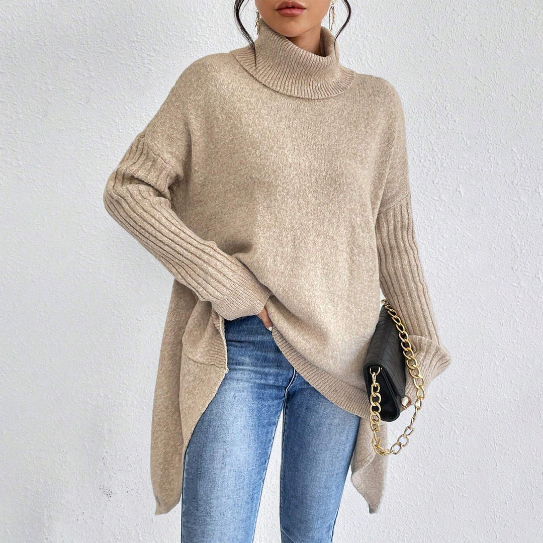 Pull femme élégant, col roulé asymétrique, coupe ample pour un style décontracté moderne et chic.