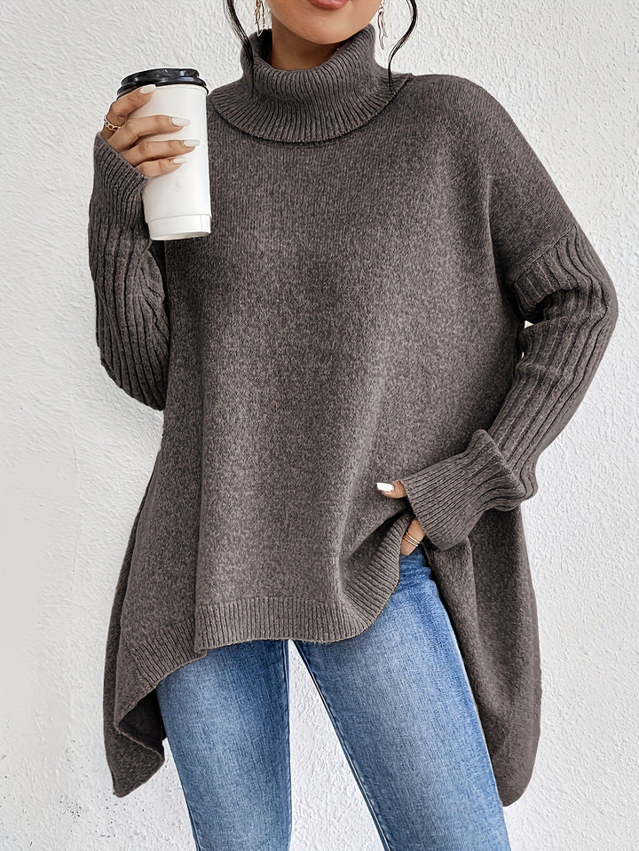 Pull ample femme, col roulé confortable, ourlet asymétrique pour une tenue hivernale polyvalente.