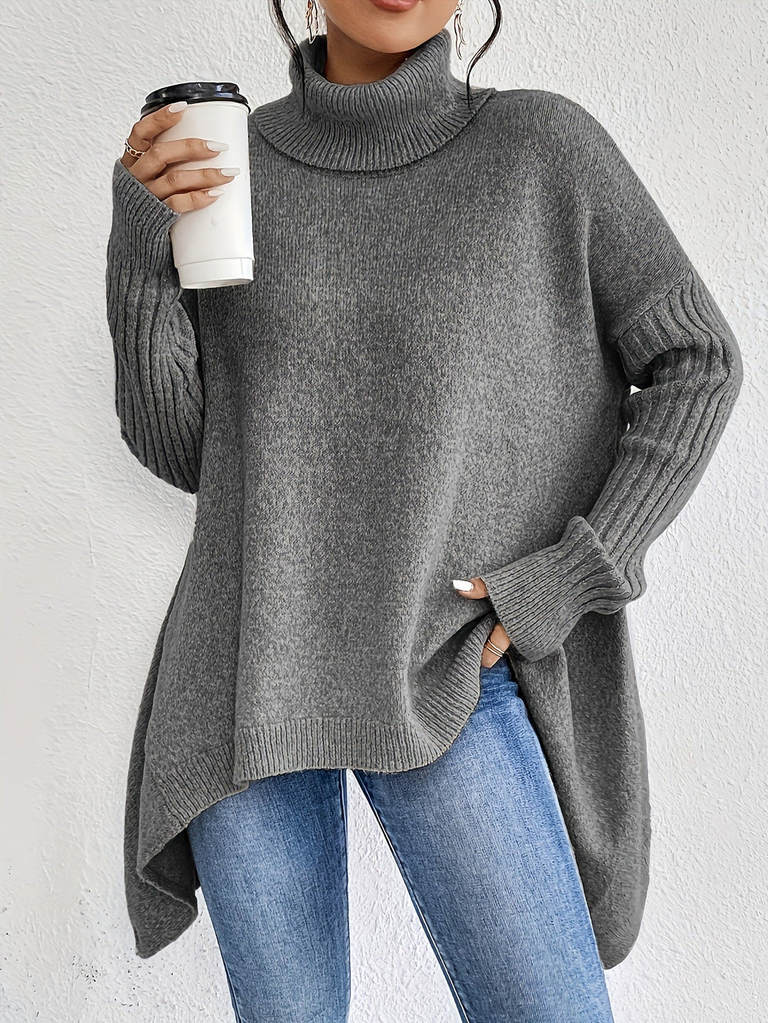 Pull mode hiver femme, col roulé, design irrégulier pour une élégance décontractée et chaleureuse.