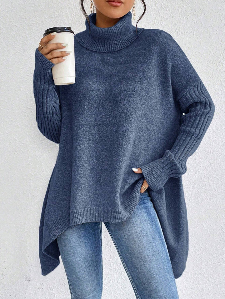 Pull femme unique, col roulé et ourlet asymétrique, ajoutant une touche moderne à votre garde-robe.