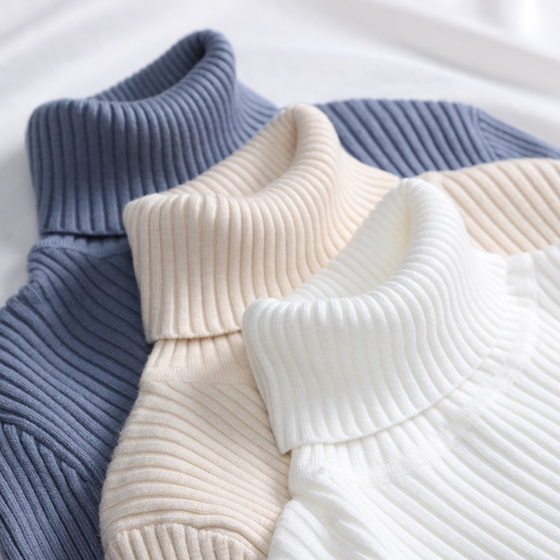 "Pull col roulé femme, élégant et doux, en cachemire et laine, idéal pour automne et hiver, couleur neutre et classique."
