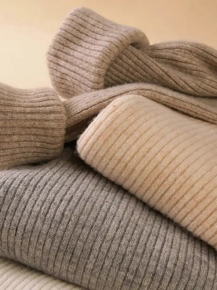 "Pull col roulé femme, élégant et doux, en cachemire et laine, idéal pour automne et hiver, couleur neutre et classique."