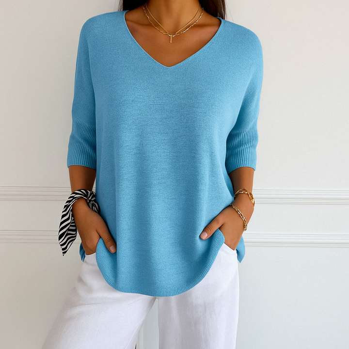 Gros plan sur le pull Col V femme Coraline, texture douce, col élégant, détail du tricot.
