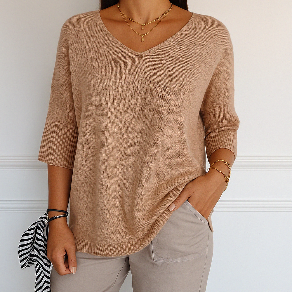 Pull femme chic Col V Coraline, doux et tendance, parfait pour le bureau ou un look casual.