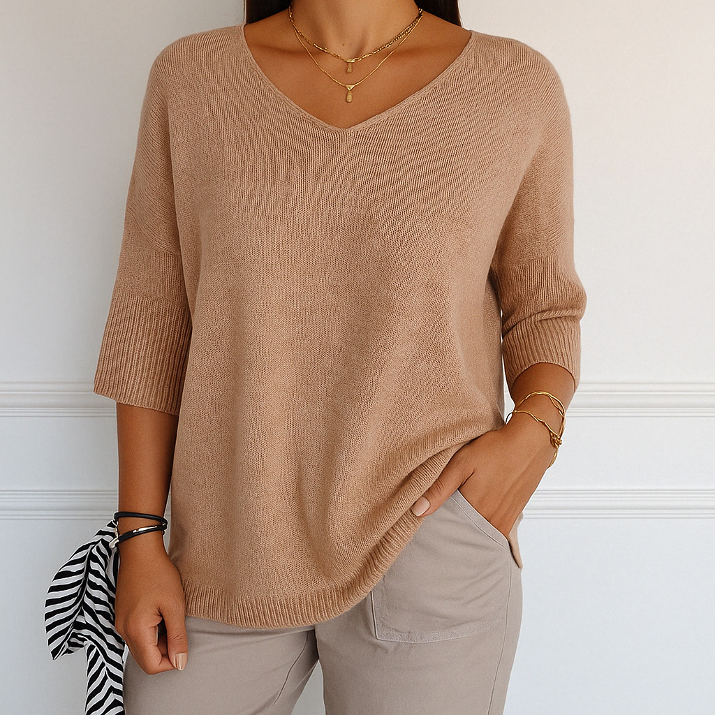 Pull femme chic Col V Coraline, doux et tendance, parfait pour le bureau ou un look casual.