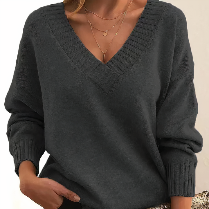Pull en tricot doux et chaud à col V pour femme, idéal pour le confort chic intemporel d'hiver.