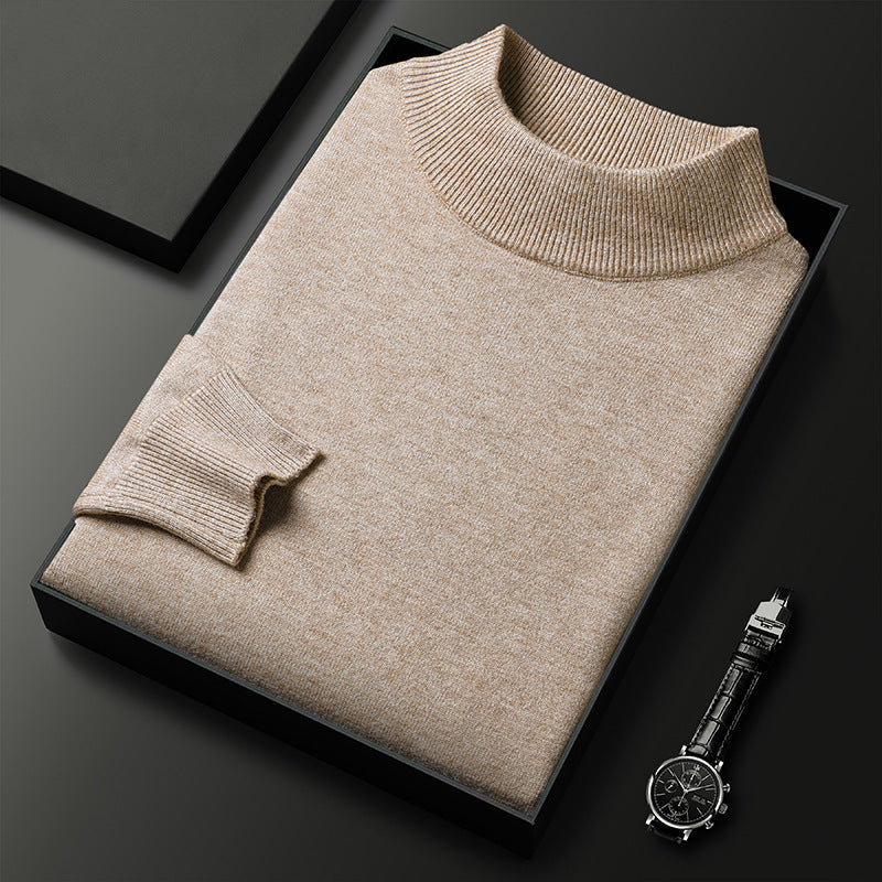Homme portant un pull tricot chaud, col montant demi-zippé, style décontracté pour l'hiver.