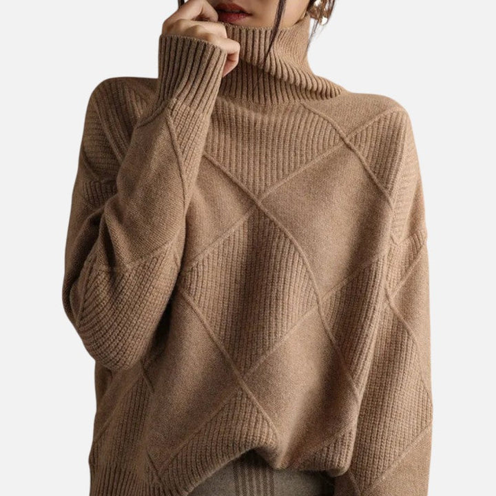 "Pull en cachemire col roulé, motifs losanges, luxe chic, touche soyeuse, idéal temps frais, coupe ample et chaude, homme."