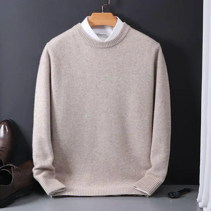 Pull en cachemire pour homme avec col rond, doux et élégant, idéal pour un style intemporel et un confort optimal.