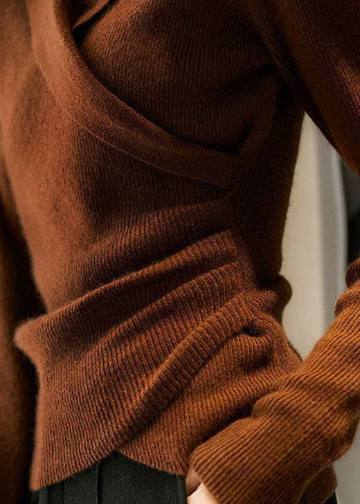 Pull femme ajusté, col Claudine et coupe asymétrique porté. Élégance tricot mode féminine.