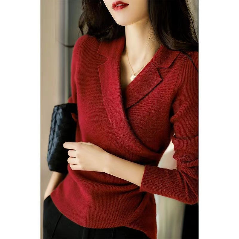 Tricot fin d'un pull femme élégant à col Claudine. Vêtement ajusté asymétrique, manches longues.