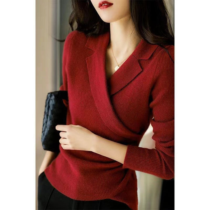 Tricot fin d'un pull femme élégant à col Claudine. Vêtement ajusté asymétrique, manches longues.