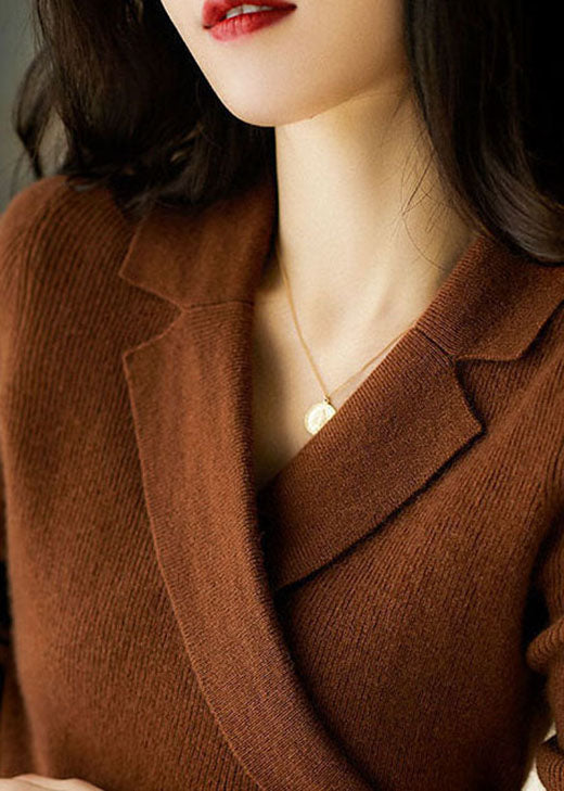 Vue arrière pull femme chic, coupe asymétrique ajustée. Col Claudine, tricot élégant mode féminine.
